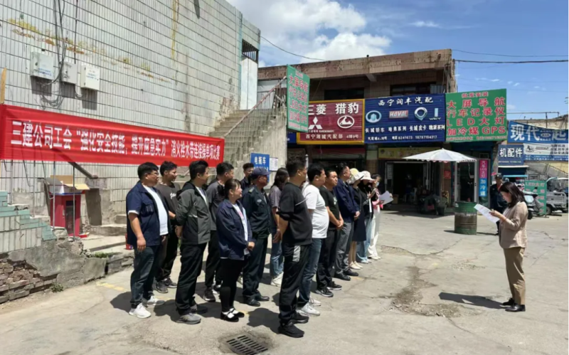 三建公司工會(huì)開展“強(qiáng)化安全技能，提升應(yīng)急實(shí)力”消火栓水帶連接操單項(xiàng)比賽