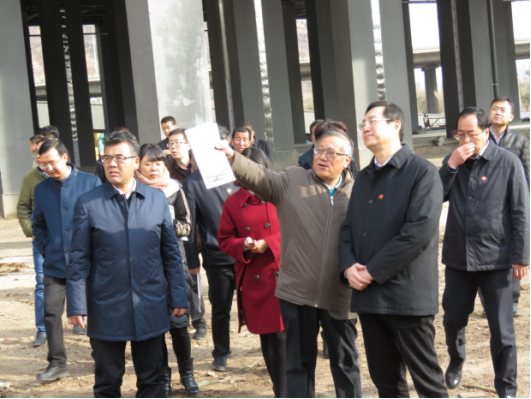 省委常委、西寧市委書記王曉在青海省物產(chǎn)集團(tuán)總公司黨委書記、總經(jīng)理王玉輝陪同下，深入青海物產(chǎn)朝陽物流園區(qū)。